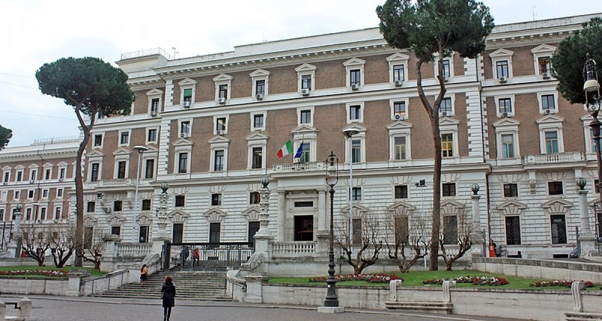 "Metteteli dove il ministro non li vedrà”: agenti Digos depositano decine di striscioni al Viminale - Lercio