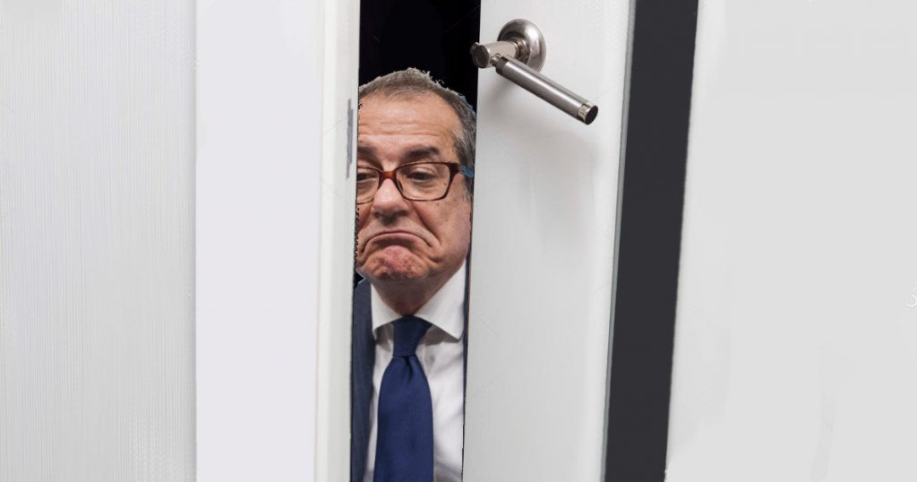 "Padrone non essere in casa!" Tria si finge domestico filippino per non ritirare la lettera della UE - Lercio