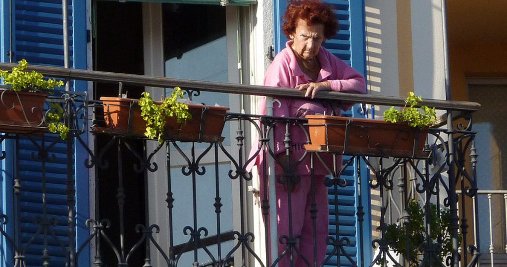 Professoressa si affaccia dal balcone durante comizio di Salvini e viene rimossa - Lercio