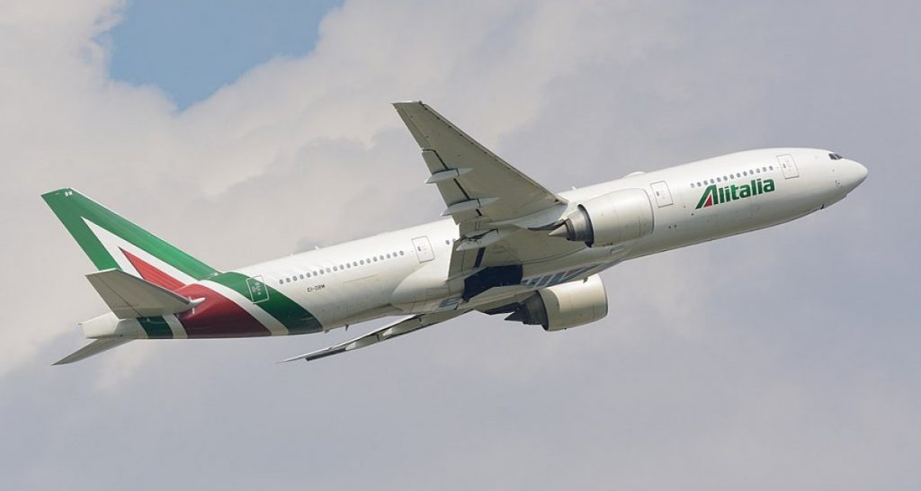 Salvini utilizza Alitalia per volare da un comizio all'altro e risana i debiti della compagnia - Lercio