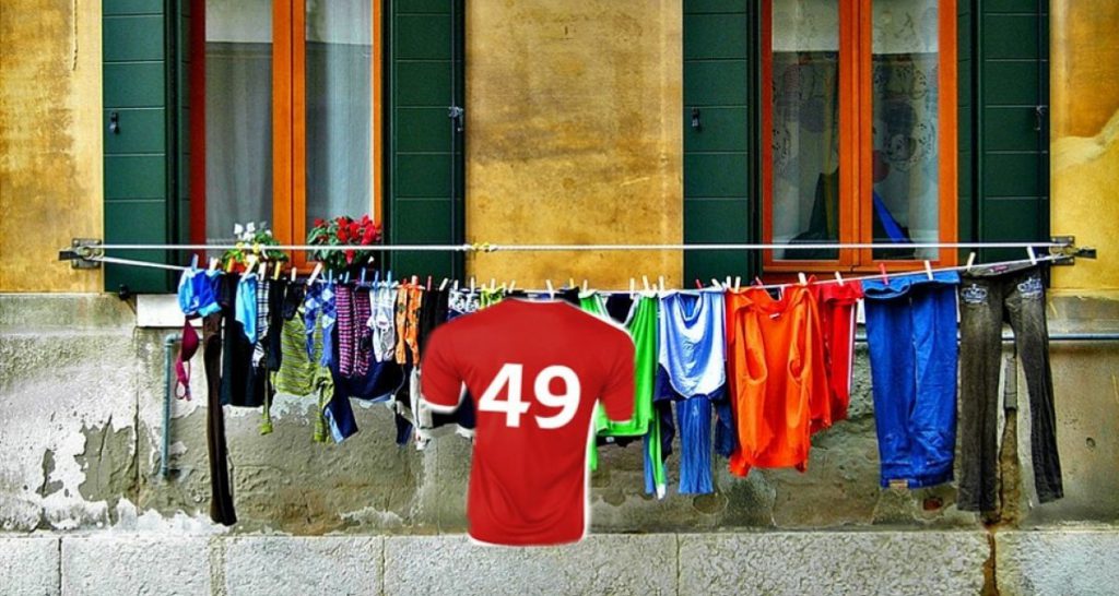 Stende maglia di calcetto del figlio durante comizio di Salvini e la Digos gliela fa togliere - Lercio