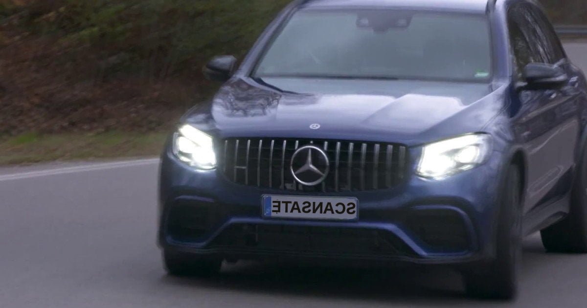 SUV, Mercedes lancia modello che lampeggia automaticamente alle utilitarie in corsia di sorpasso - Lercio