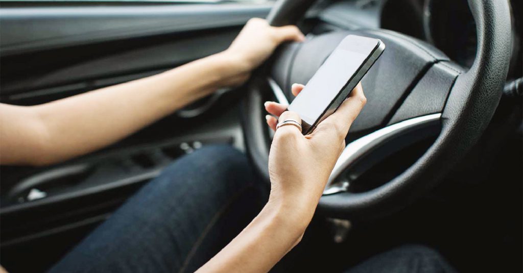 "Troppi morti sulle strade" dal 2020 le autoscuole insegneranno come guidare col telefonino in mano - Lercio