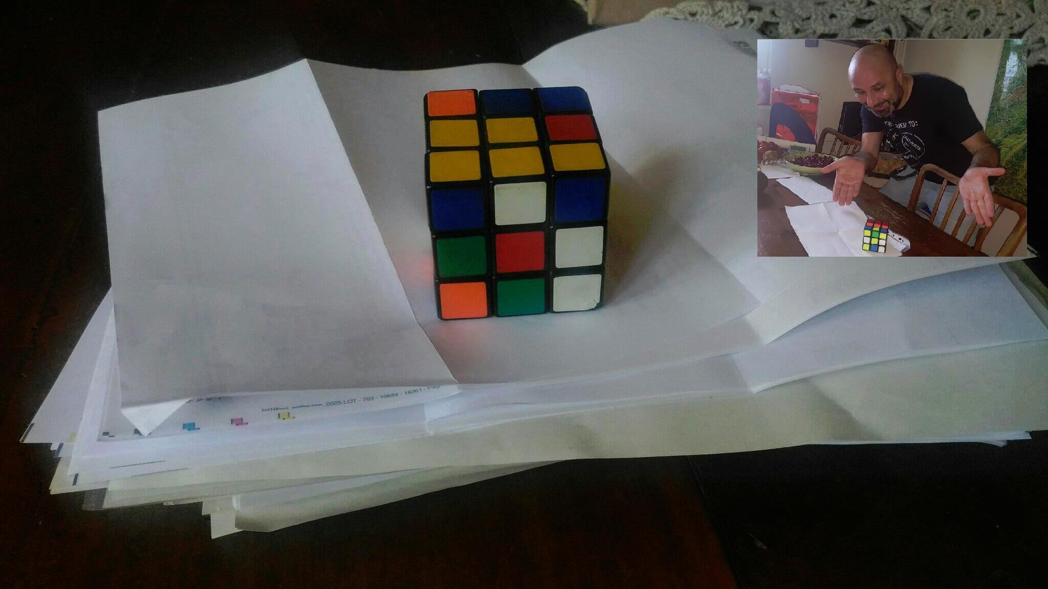 Cubo di Rubik, ragazzo prodigio impiega solo 3 secondi per capire che è un ottimo fermacarte - Lercio