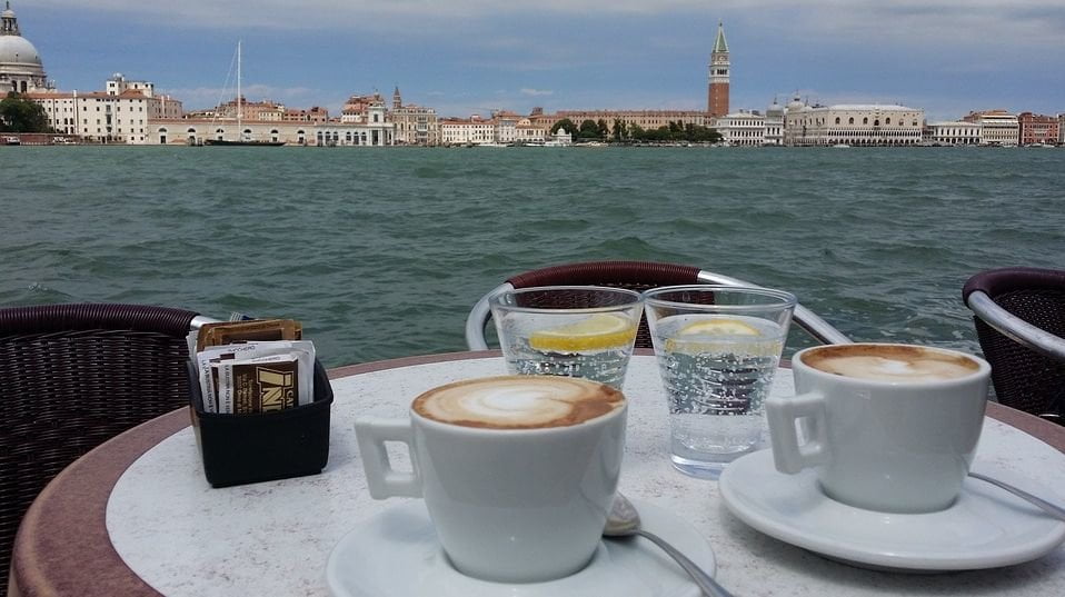 Dichiara bancarotta il bar di Venezia che offriva un goccio d'acqua gratis a chi ordinava il caffè - Lercio