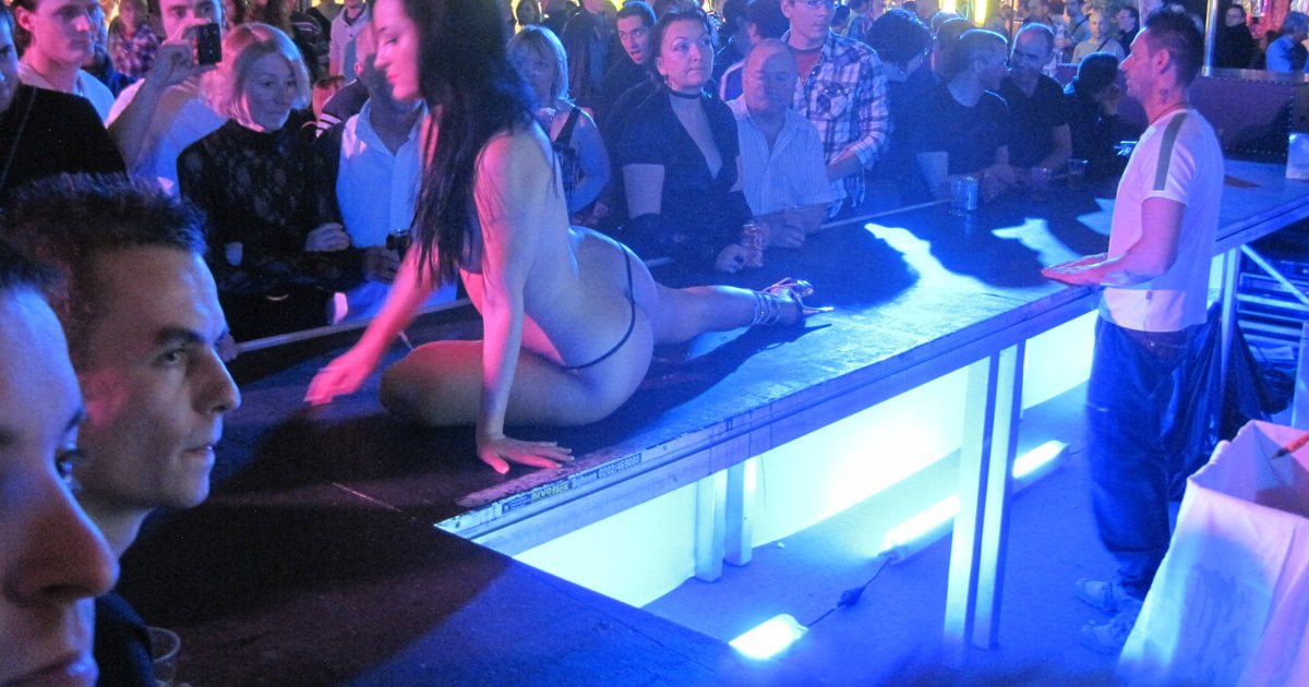 Infilava Minibot nei perizomi delle spogliarelliste: cliente sovranista cacciato dal night - Lercio