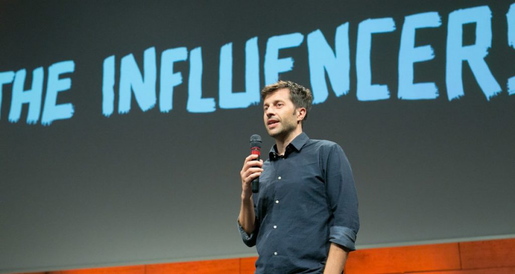 "Non c'era nessuno a cui scroccare il viaggio". Salta il congresso degli influencer - Lercio