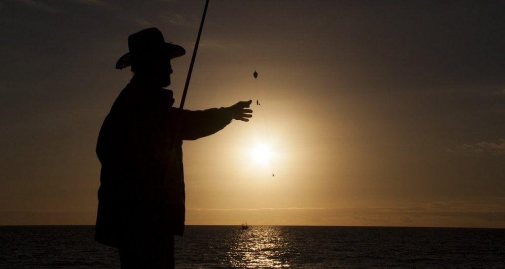 Pescatore di Lampedusa afferma di aver salvato un migrante alto tre metri - Lercio