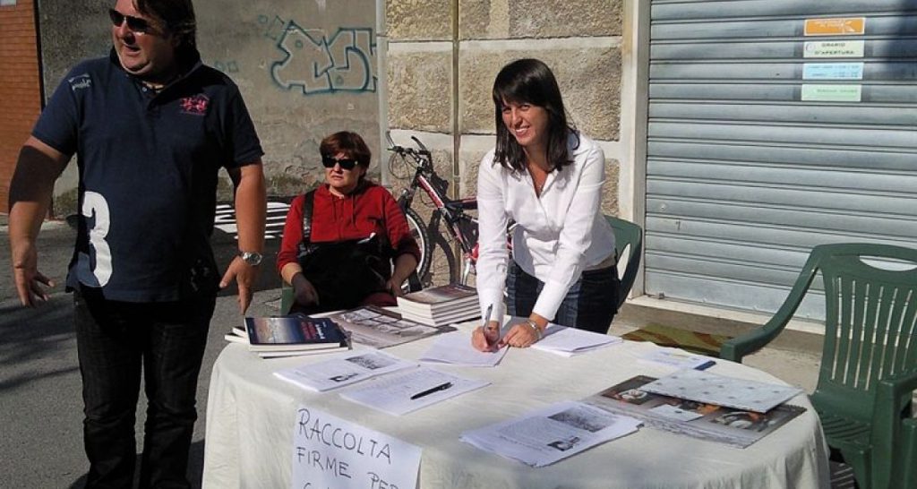 Riesce a dribblare un volontario che raccoglie firme per strada e viene acquistato dall'Inter - Lercio