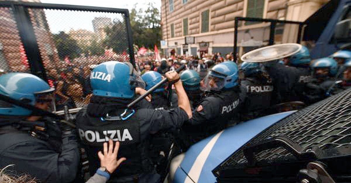 Scontri Genova, poliziotto restituisce pezzo di giornalista - Lercio