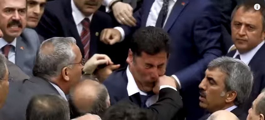 "Si fa da noi!" "No, da noi!" Rissa tra paesi sovranisti per decidere la sede del loro congresso - Lercio