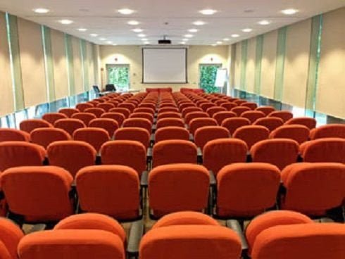 "Siamo troppi qui dentro!": annullato il primo raduno di claustrofobici - Lercio