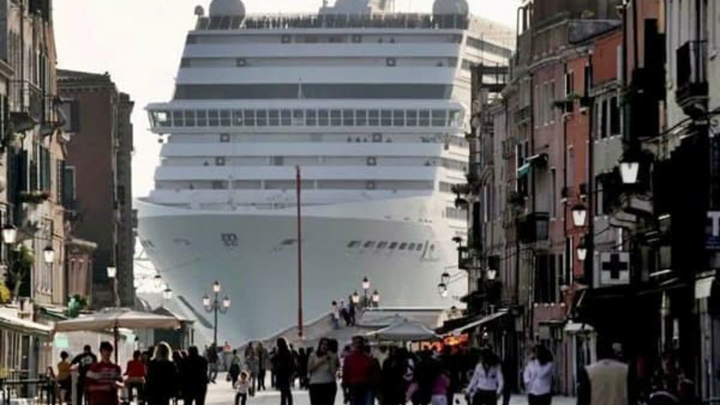 Veneziani invitano migranti sulle grandi navi perché il governo le tenga lontane dalla laguna - Lercio