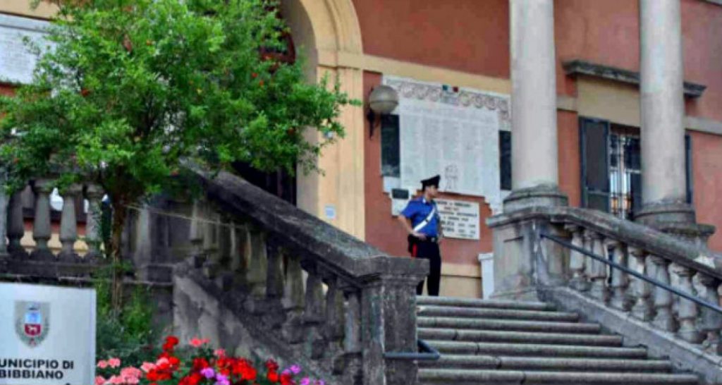 Bibbiano, nuove accuse al sindaco: "Faceva credere ai bambini che il PD fosse ancora al 40%" - Lercio