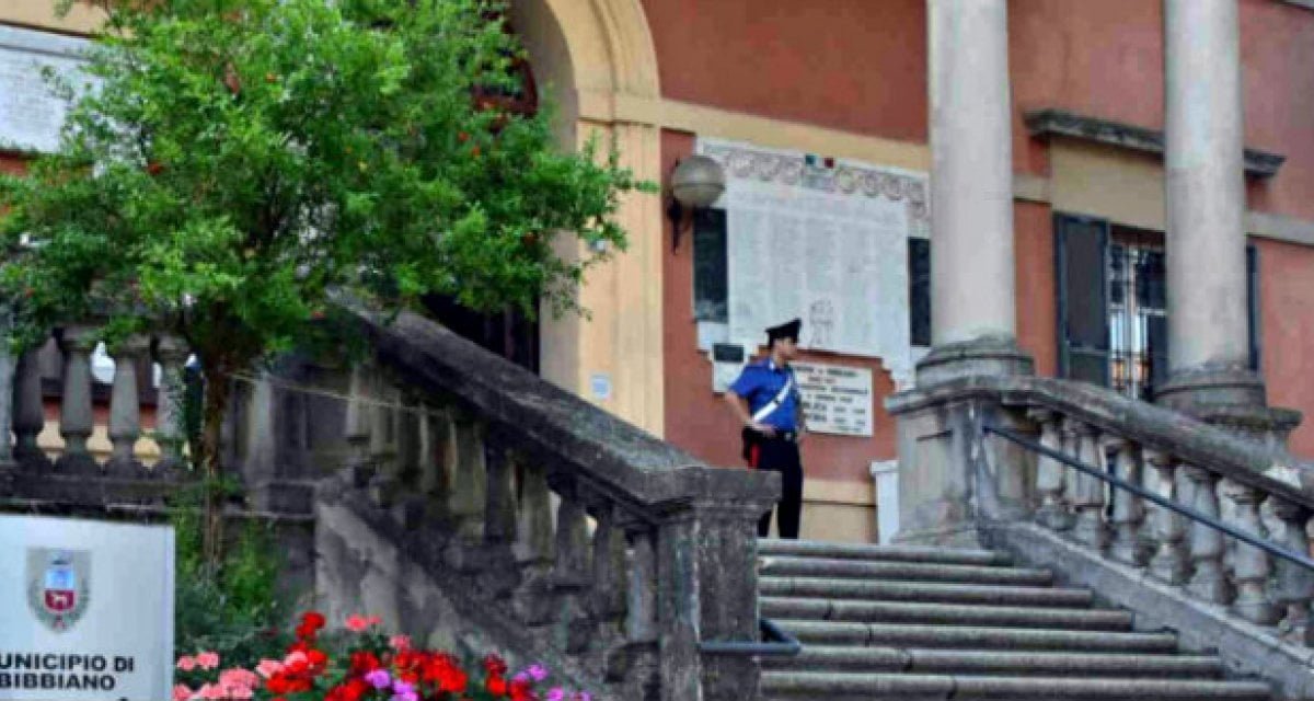 Bibbiano, nuove accuse al sindaco: "Faceva credere ai bambini che il PD fosse ancora al 40%" - Lercio