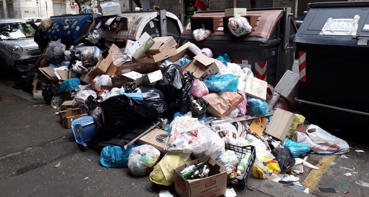 Emergenza rifiuti a Roma. Ama: "I sacchetti con oltre il 75% di organico si potranno adottare" - Lercio