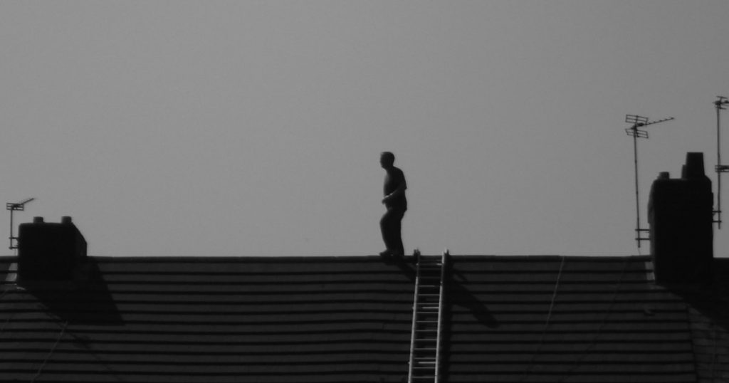 Foggia, minaccia di buttarsi dal tetto di una scuola ma gli crolla sotto i piedi - Lercio