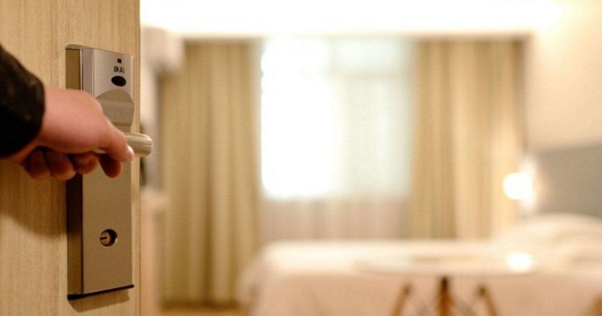 Medico omeopata rimane ferito sfondando una porta aperta - Lercio