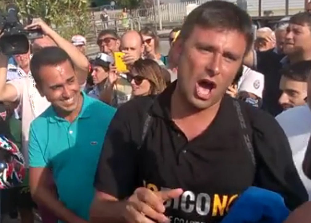 Migrante caduto in mare rifiuta salvataggio di una ONG: "Non volevo far annoiare Di Battista" - Lercio