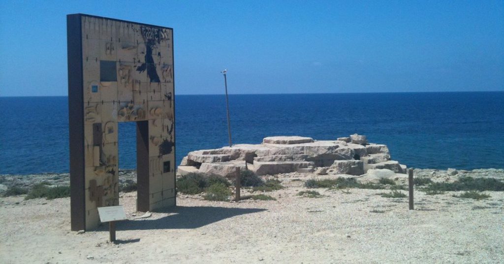 Migranti, Governo propone di bombardare Lampedusa per renderla "Porto non sicuro" - Lercio