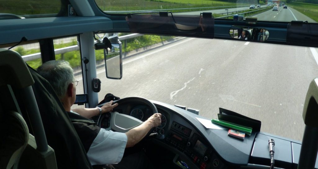 Non ci sono abbastanza posti per anziani sul bus: autista costretto a cedere il suo - Lercio
