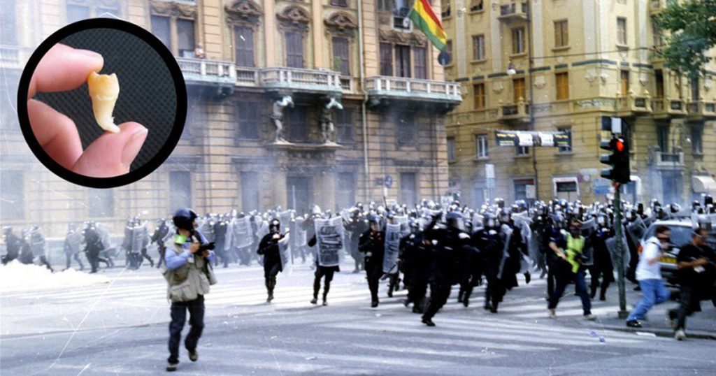 Poliziotto si fruga nelle tasche e trova un dente di un ragazzo della scuola Diaz - Lercio