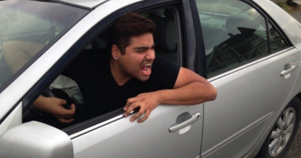 Prende una multa mentre va a pagare una multa e inventa la bestemmia ricorsiva - Lercio