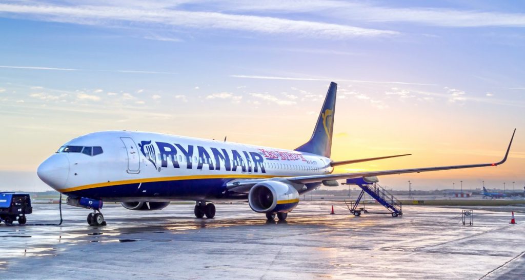 Ryanair, passeggeri ubriachi comprano tutti i profumi di Paco Rabanne - Lercio
