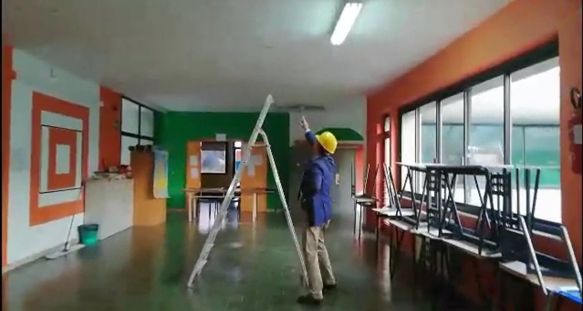 Scuola. Installati distributori di cazzuole per far riparare i soffitti agli studenti - Lercio
