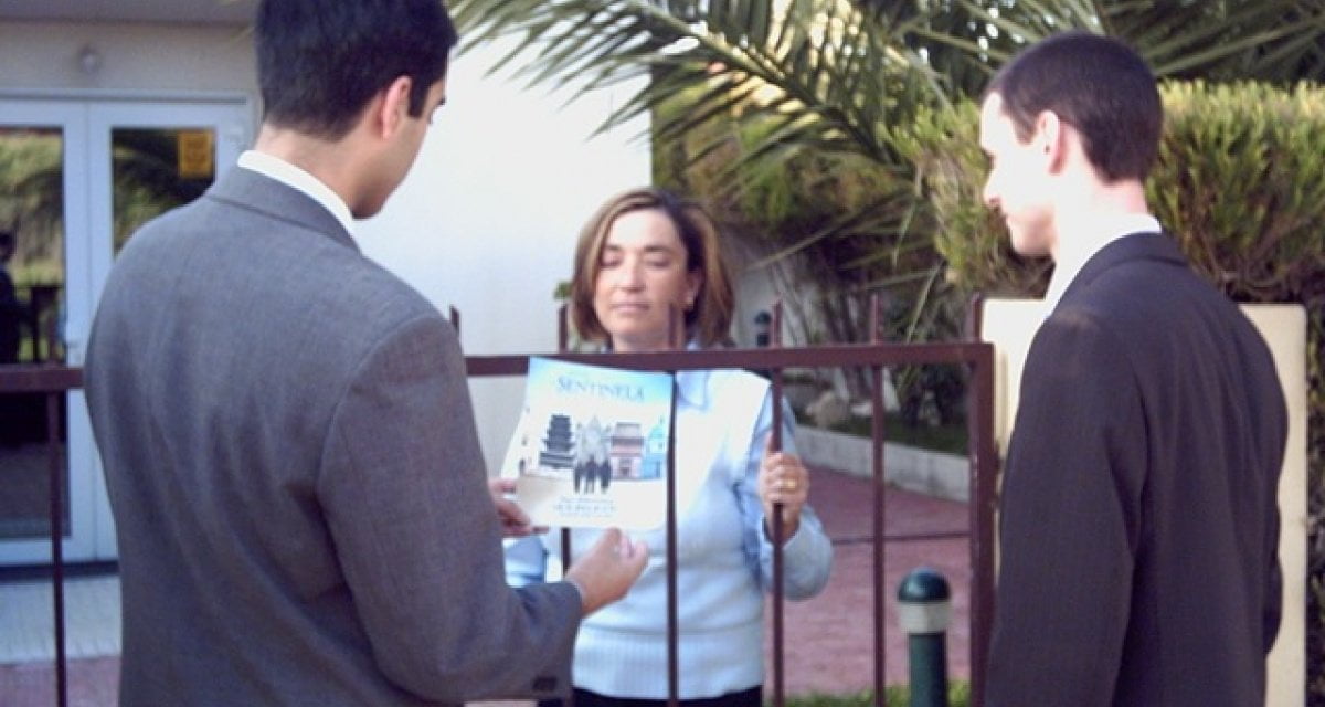 "Scusi, possiamo parlarle di Bibbiano?", grande successo per la nuova strategia dei Testimoni di Geova - Lercio