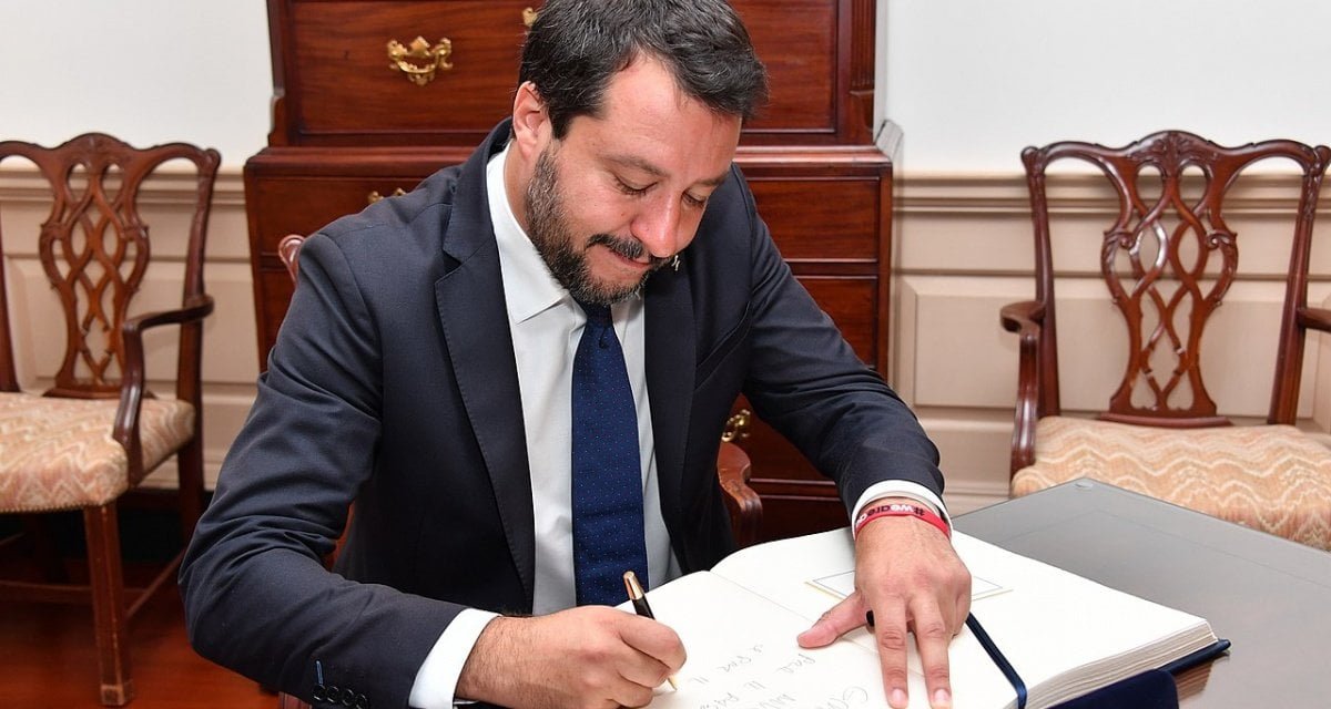 "Rifarei tutto": Salvini presenta un'altra mozione di sfiducia, poi ritira anche quella - Lercio