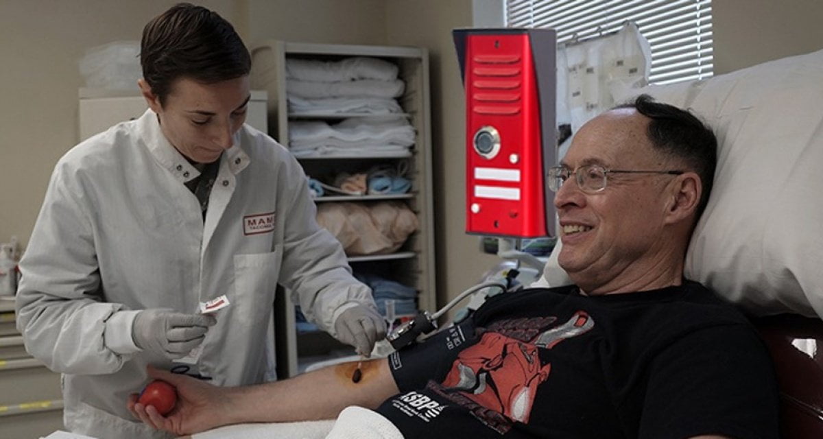 Accordo sulle trasfusioni per i Testimoni di Geova: le sacche di sangue saranno a forma di citofono - Lercio