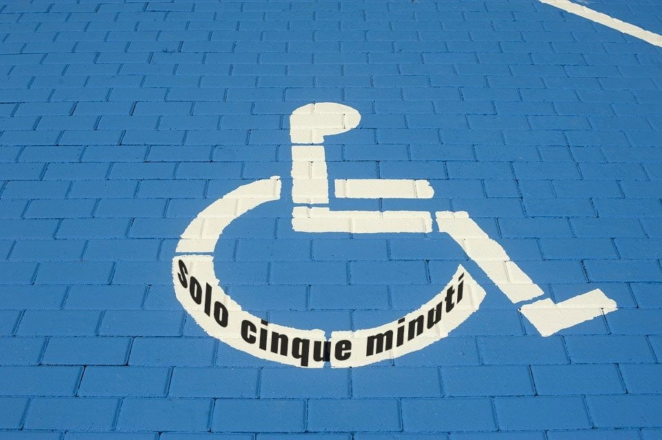 Arriva il tagliando "Solo 5 minuti": consentirà a tutti di occupare i parcheggi per disabili - Lercio