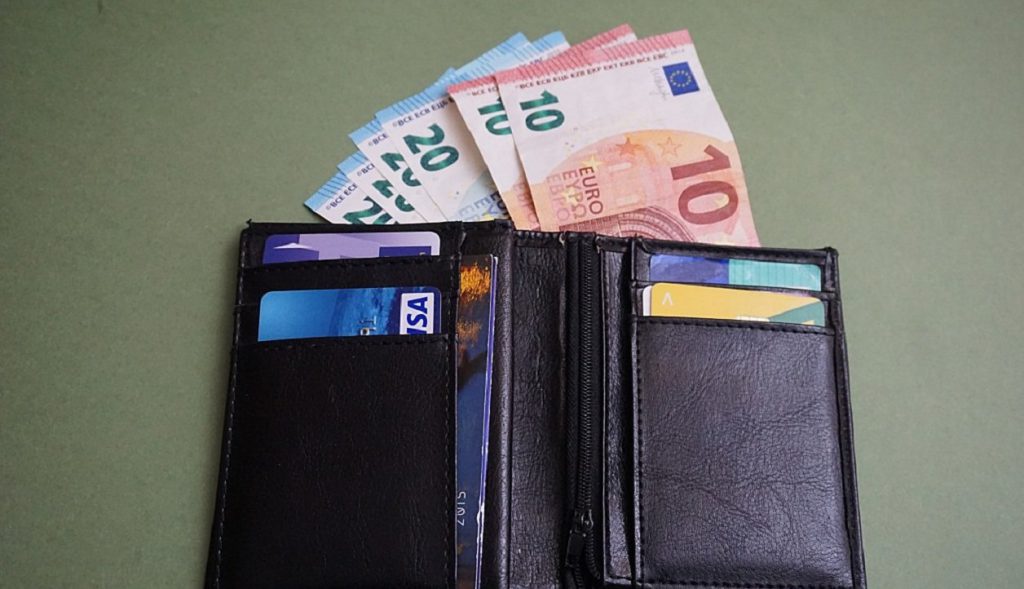 Effetto globalizzazione: gli imprenditori potranno decidere a quale mafia pagare il pizzo - Lercio