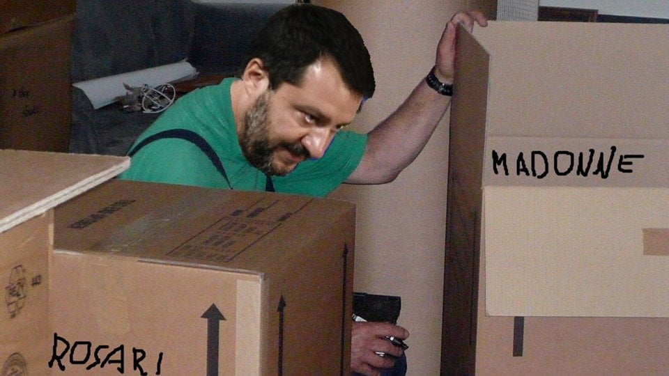 Grande successo per la foto di Salvini con la divisa da traslocatore - Lercio