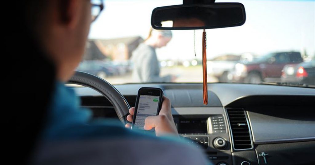 Mette like su post mentre è alla guida e investe autore del post - Lercio