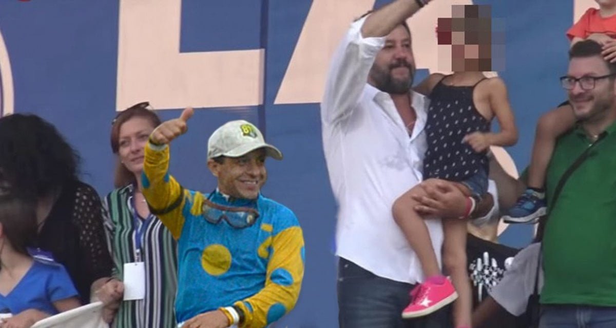 Nuove rivelazioni sulla piccola "Greta di Bibbiano": in realtà è un fantino di 26 anni - Lercio