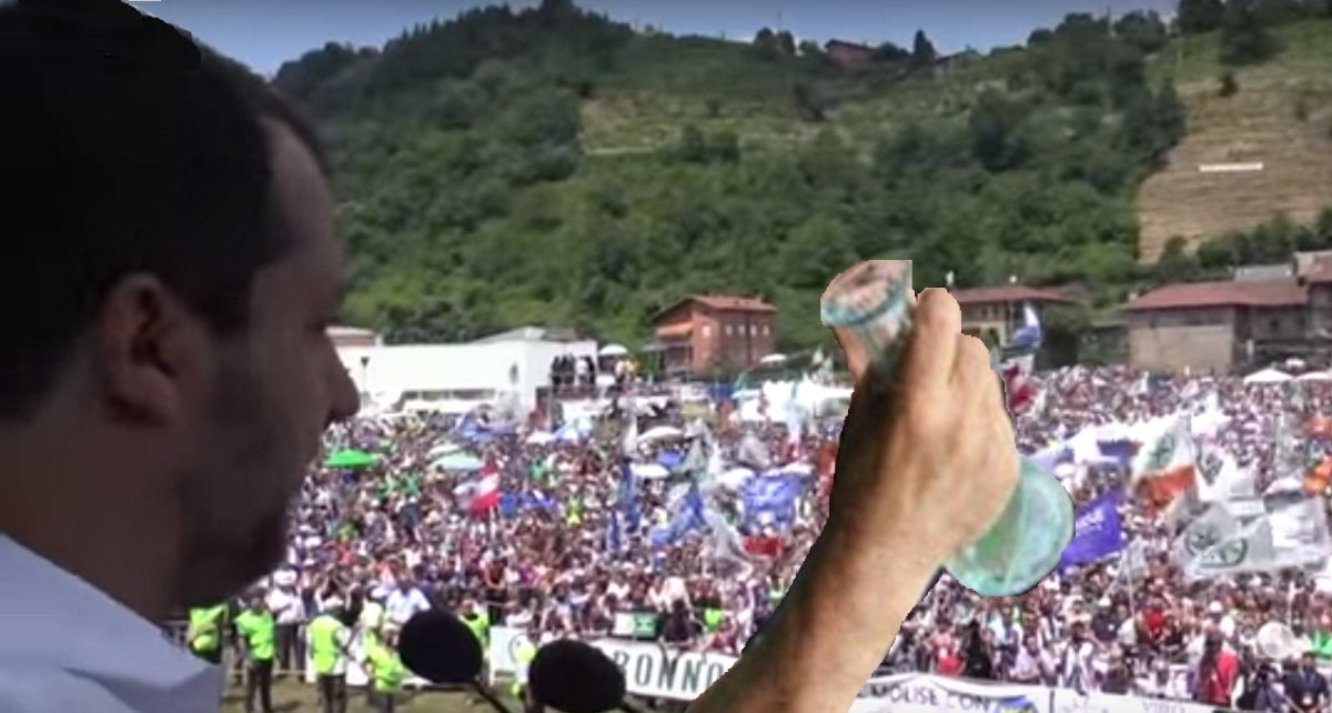 Pontida. Matteo Salvini porta un’ampolla con l’acqua del Volga - Lercio