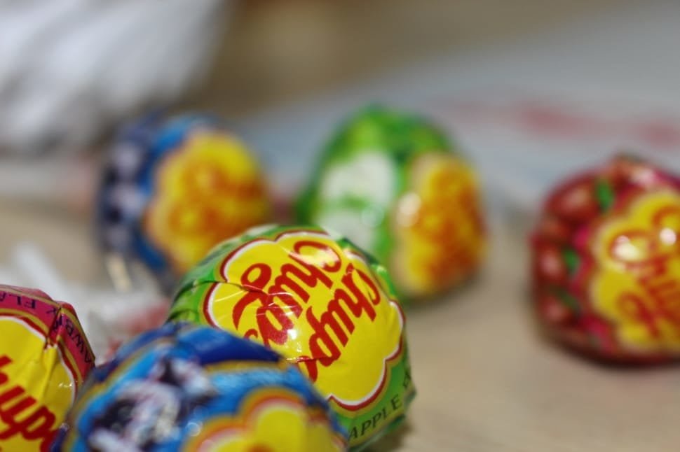 Ragazzo apre un Chupa Chups senza bestemmiare e viene nominato Cardinale - Lercio