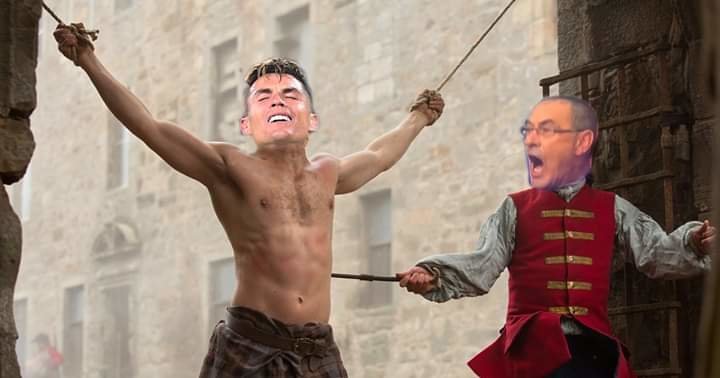 Ronaldo arriva 2 minuti in ritardo all'allenamento e per punizione si fa dare 120 frustate da Sarri - Lercio