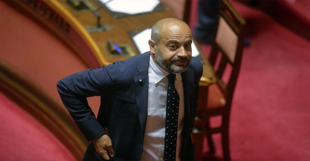 Senato: Gianluigi Paragone si sottopone a una dieta per ingrassare e occupare due poltrone - Lercio