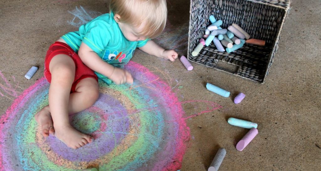 Bambino mangia intera scatola di pastelli e crea il primo pannolino Desigual - Lercio