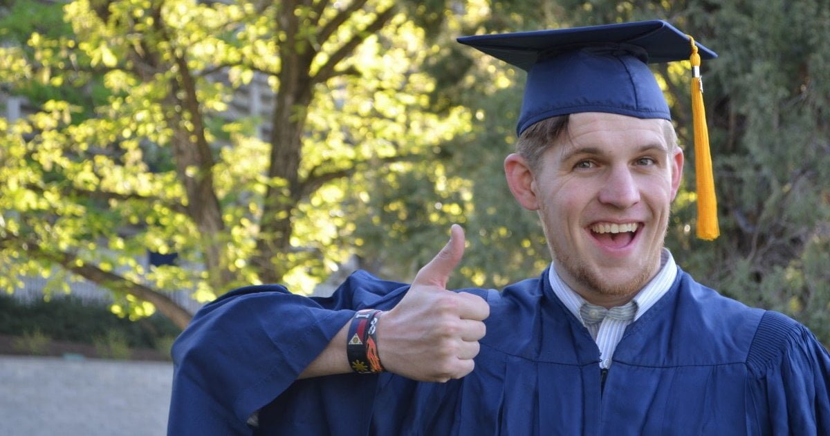 Convince altri 100 amici a iscriversi al corso da influencer e riceve la Laurea ad honorem - Lercio