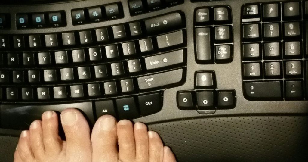 Identificata la coppia di piedi sospettata di aver scritto alcuni articoli di "Open" - Lercio