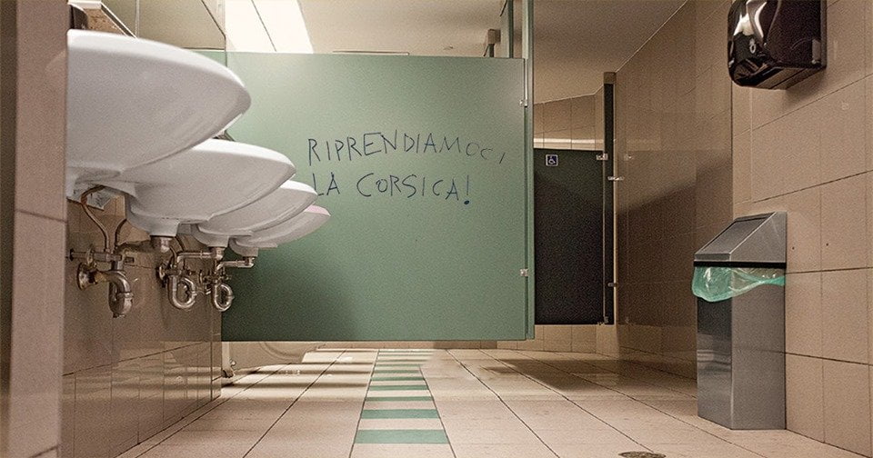Leopolda, addetto pulizie trova uno slogan sul muro del bagno e fonda nuovo partito - Lercio