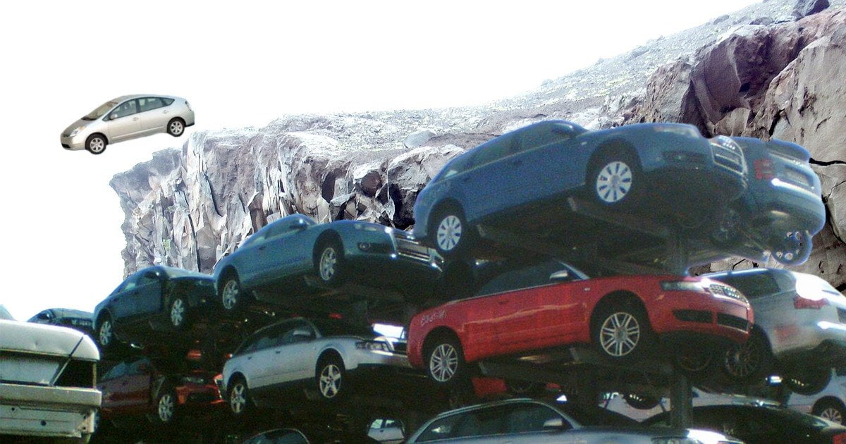 Macerata. Perde il controllo dell'auto, finisce in un burrone ma non trova comunque parcheggio - Lercio