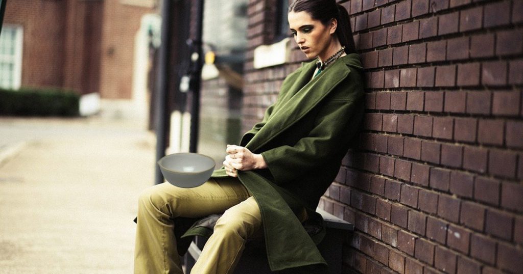 Modella ecologista vomita e rimangia il suo pranzo - Lercio