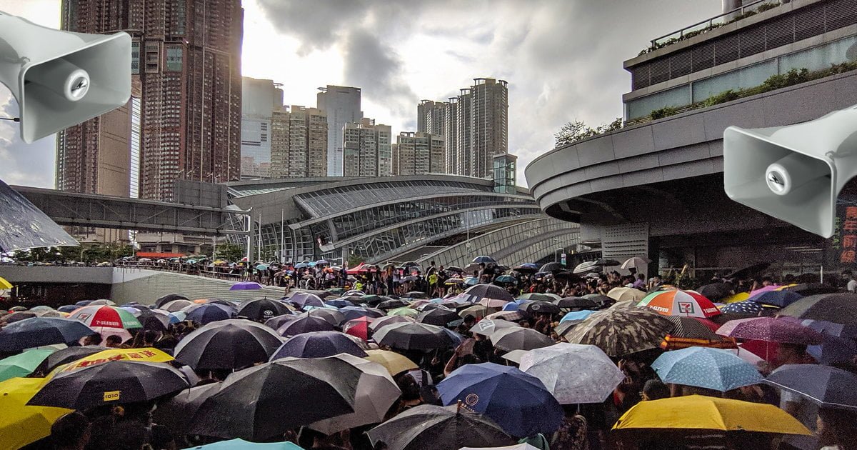 Polizia brutale ad Hong Kong: dopo gli spari diffonde musica neomelodica a tutto volume - Lercio