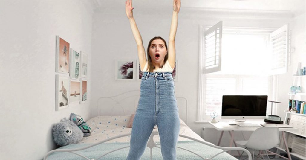 Ragazza esagera con i jeans a vita alta e muore strangolata - Lercio