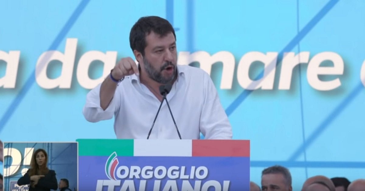 Roma, chiusa piazza S. Giovanni per far brillare una cazzata sganciata da Salvini - Lercio